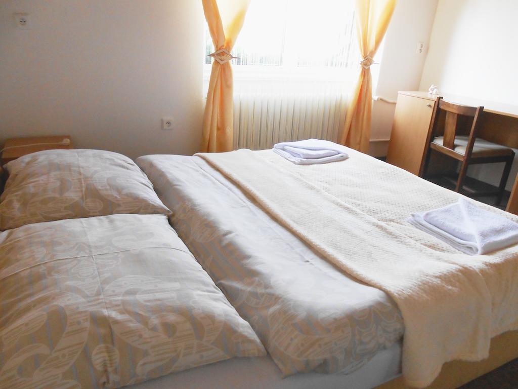 White Rabbit Hall Hotel Poděbrady Стая снимка