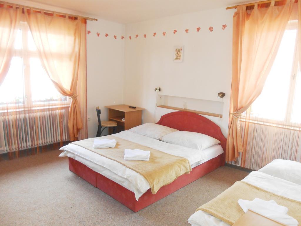 White Rabbit Hall Hotel Poděbrady Стая снимка