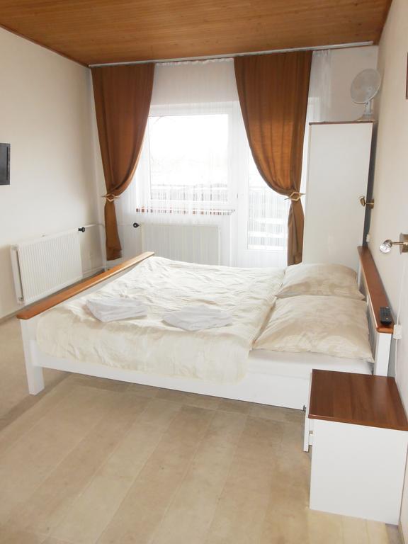 White Rabbit Hall Hotel Poděbrady Стая снимка