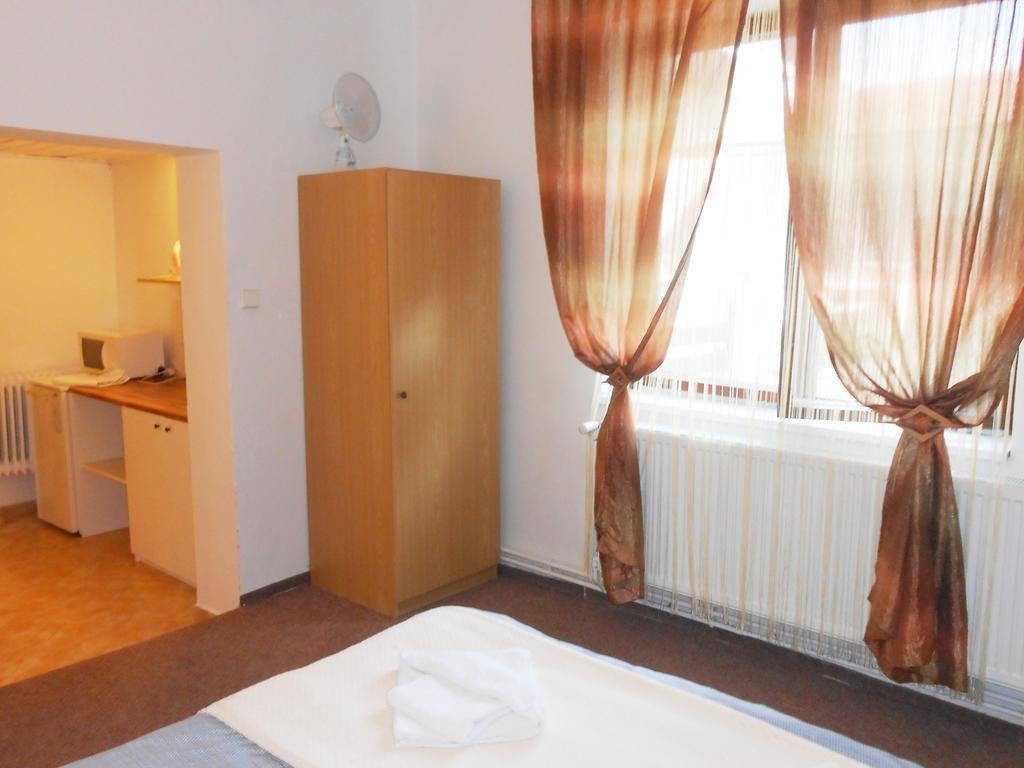 White Rabbit Hall Hotel Poděbrady Стая снимка